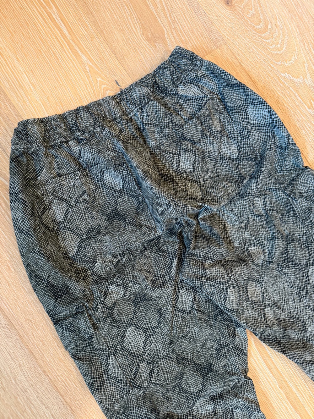 Good American • Python Jogger - Picture 7 of 7